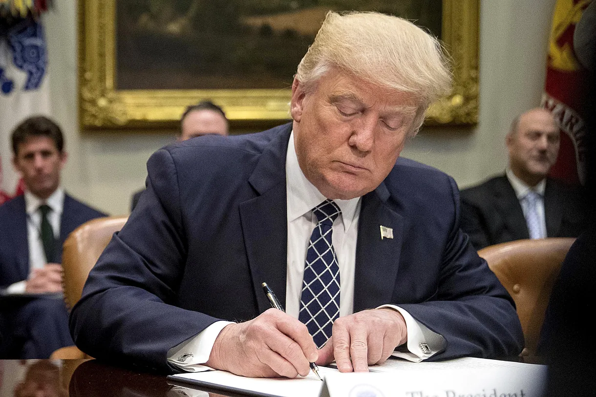 Los primeros decretos firmados por Donald Trump al asumir la presidencia de EE.UU.